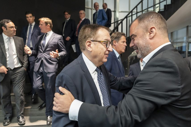 FOTOS: Joaquim Agut, Josep Maria Casas, Carlos Duelo, Xavi Serra o Alberto Eljarrat, entre los directivos en el toque de campana del debut de Cirsa en la Bolsa de Barcelona