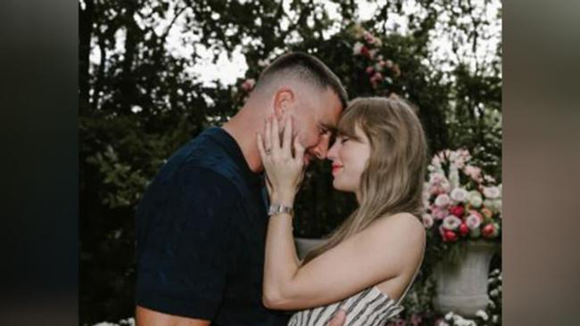 Taylor Swift y Travis Kelce anunciaron su compromiso con una romántica fotografía en un jardín, compartiendo con sus seguidores la noticia que une a la superestrella del pop y al jugador de la NFL.