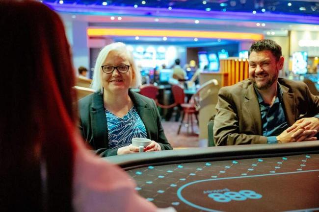 La ministra para el Juego del Reino Unido visita Grosvenor Casino Liverpool y destaca el compromiso con el juego seguro