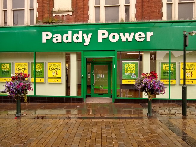 Paddy Power cierra 57 tiendas y aviva el temor a una ola de clausuras en el retail de apuestas del Reino Unido