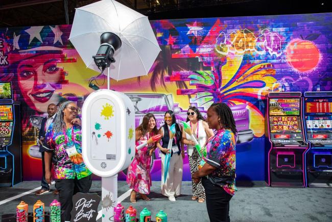 NOVOMATIC sorprende en G2E 2025 con un stand de estética urbana y mega pantallas LED