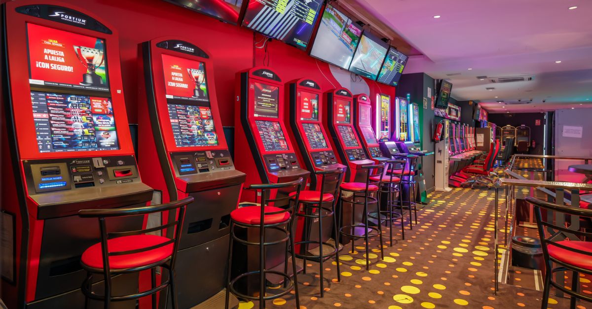 FOTOS: CIRSA renueva el Bingo Gran Cornellà con pantalla gigante de 2x3 metros y más de 100 plazas de aparcamiento cubierto