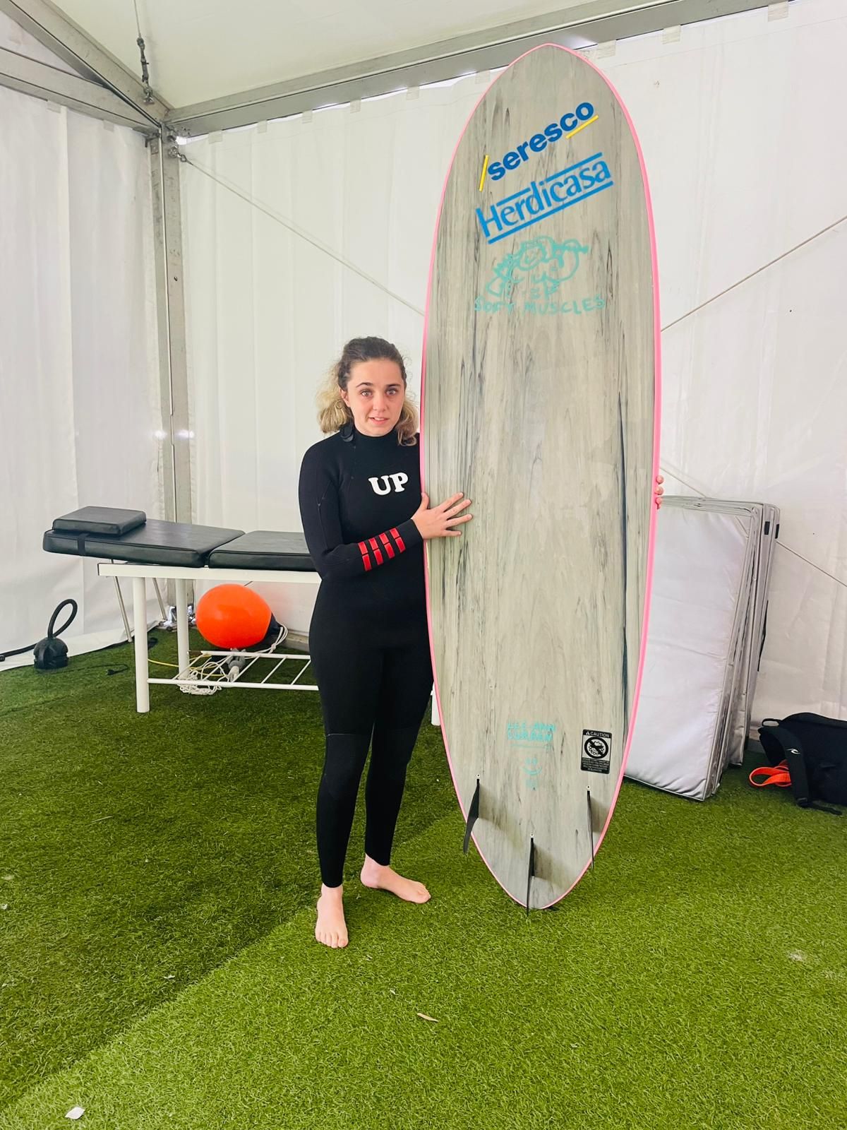 Grupo DC refuerza su mecenazgo deportivo a través de Herdicasa: bronce europeo de Carmen López en el European ParaSurfing de Patos