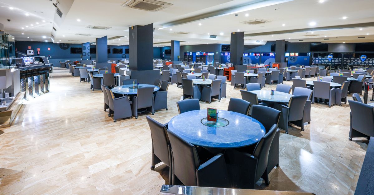 FOTOS: CIRSA renueva el Bingo Gran Cornellà con pantalla gigante de 2x3 metros y más de 100 plazas de aparcamiento cubierto