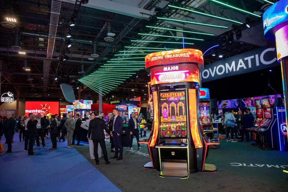 Un stand con carácter: NOVOMATIC apuesta por murales urbanos, neón y pantallas XXL en G2E