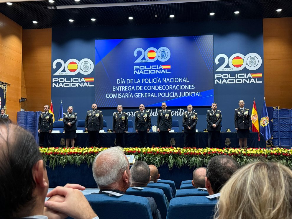 EXCLUSIVA - GRAN CEREMONIA
David Calvete, jefe del Servicio de Control de Juegos y Apuestas, recibe su tercera Cruz Blanca y ya suma también la Cruz Roja al Mérito Policial