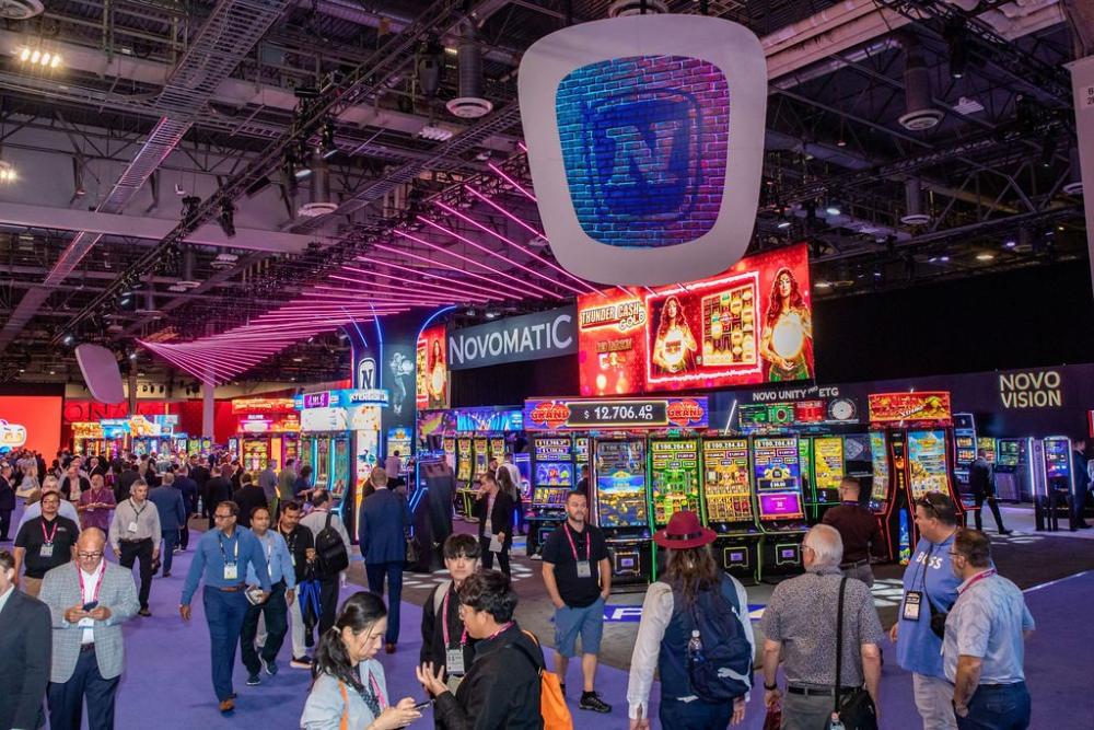 Un stand con carácter: NOVOMATIC apuesta por murales urbanos, neón y pantallas XXL en G2E