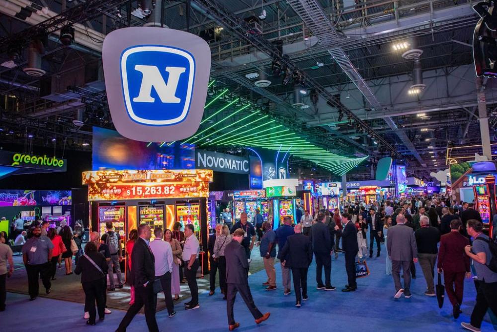 Un stand con carácter: NOVOMATIC apuesta por murales urbanos, neón y pantallas XXL en G2E