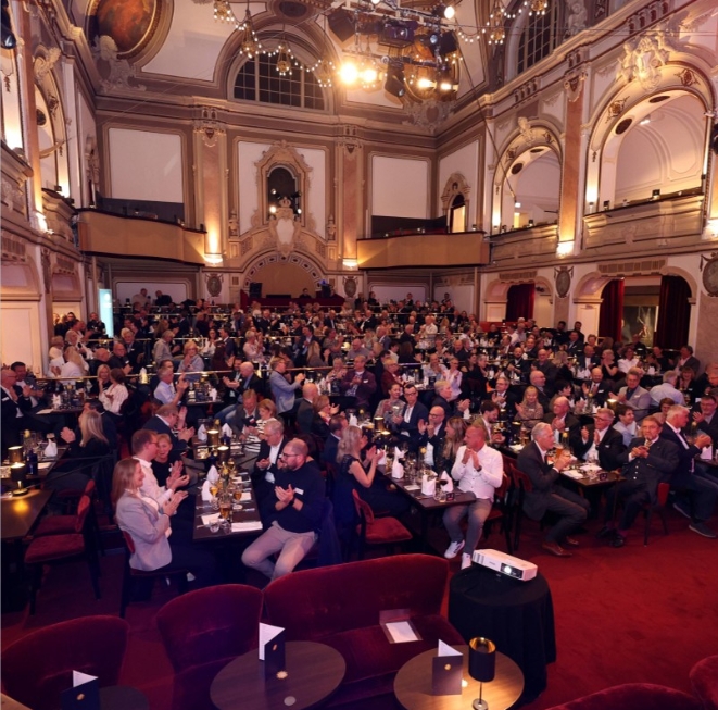 La lealtad histórica del Grupo MERKUR: 109 empleados suman 3.345 años de servicio en un homenaje a la empresa familiar