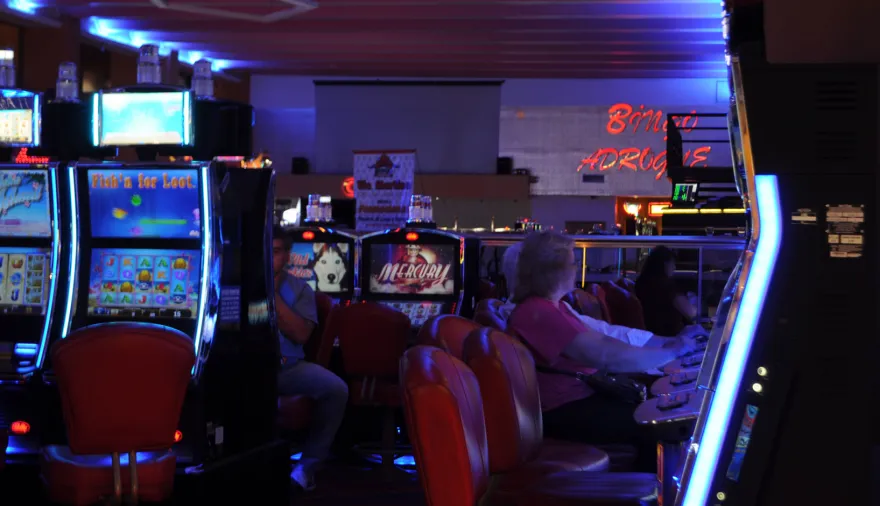 La provincia de Buenos Aires prohibirá el ingreso a bingos y casinos a deudores alimentarios