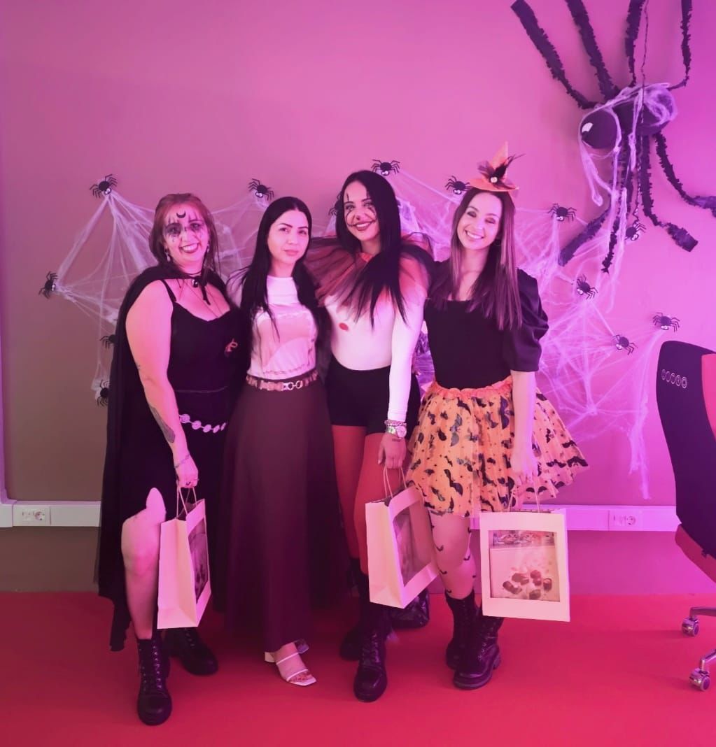 Luckia une lazos entre compañeros celebrando Halloween y el Día de Muertos con altares y tradiciones