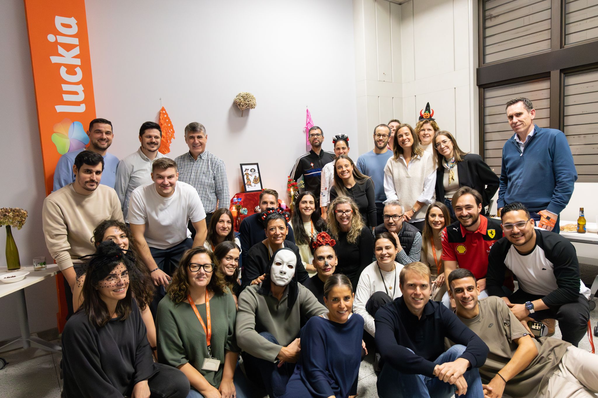 Luckia une lazos entre compañeros celebrando Halloween y el Día de Muertos con altares y tradiciones