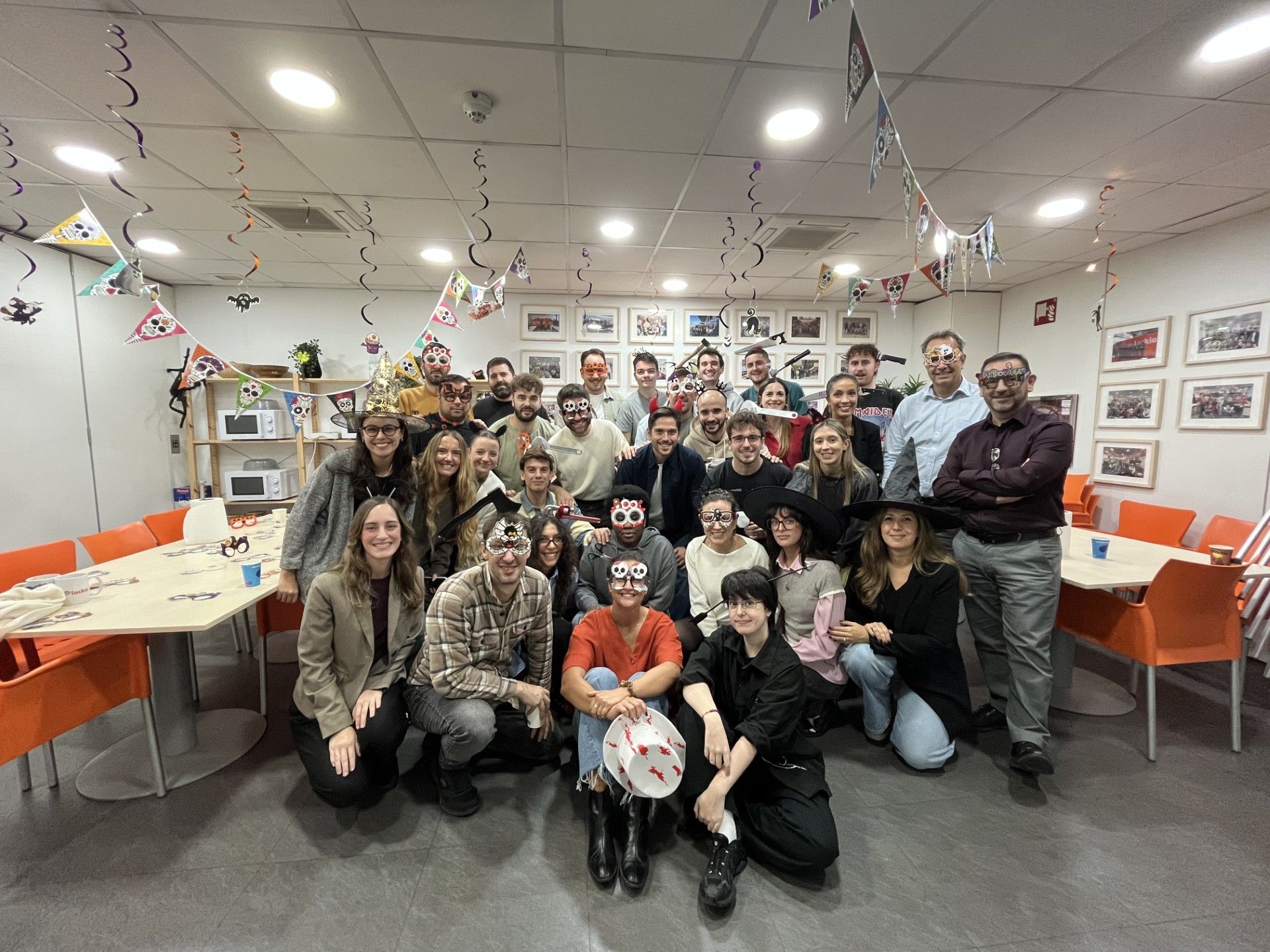 Luckia une lazos entre compañeros celebrando Halloween y el Día de Muertos con altares y tradiciones