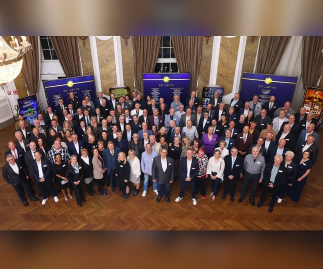 La lealtad histórica del Grupo MERKUR: 109 empleados suman 3.345 años de servicio en un homenaje a la empresa familiar