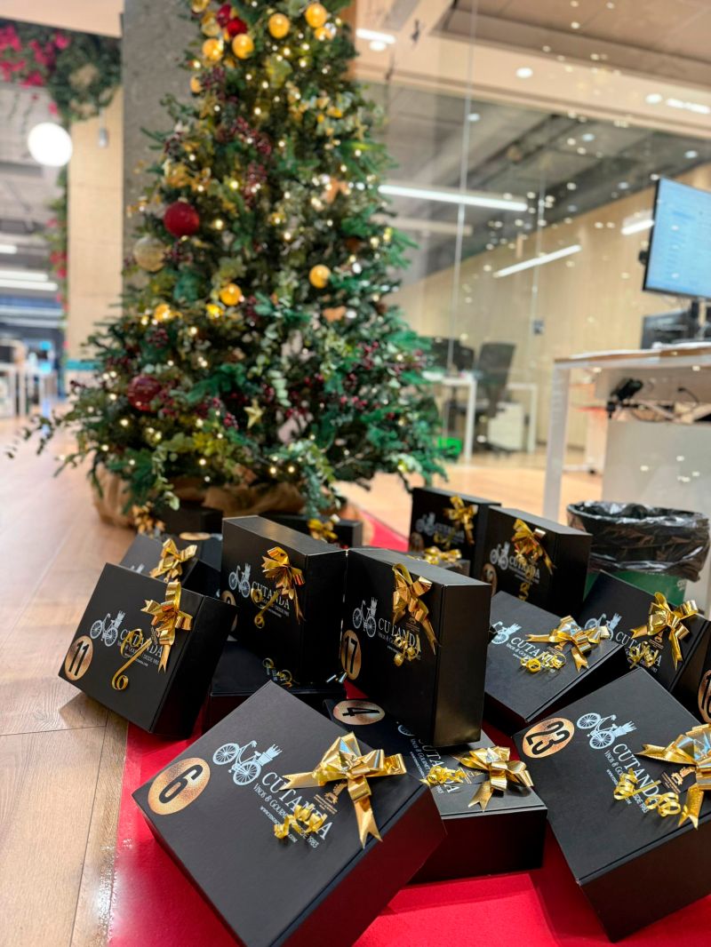 Emotiva inaugura la Navidad en la oficina con un Calendario de Adviento para su equipo
