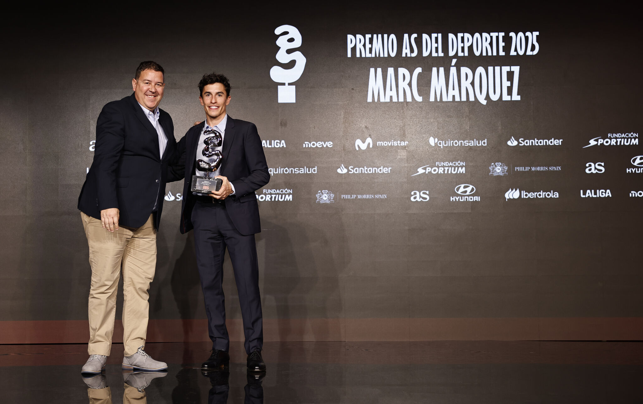 Pablo Delgado, director digital de Sportium, fue el encargado de entregar el Premio AS del Deporte 2025 a Marc Márquez