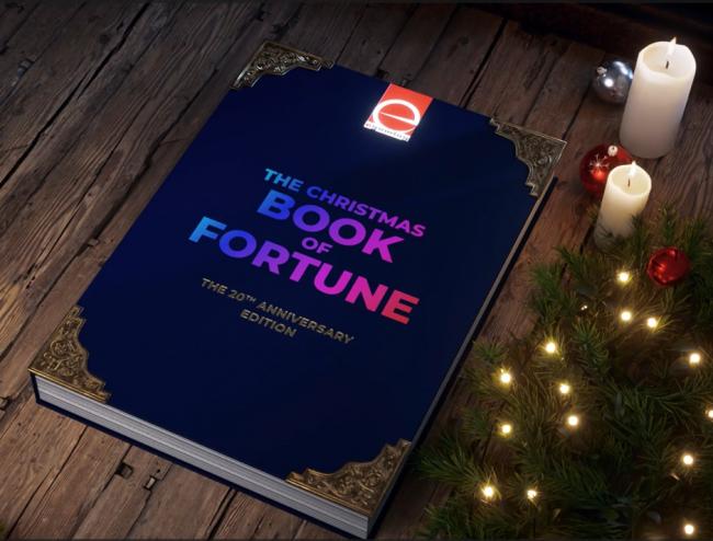 Gran portada con el lema “The Christmas Book of Fortune – The 20th Anniversary Edition”, como guiño simbólico a un nuevo capítulo para el próximo año.