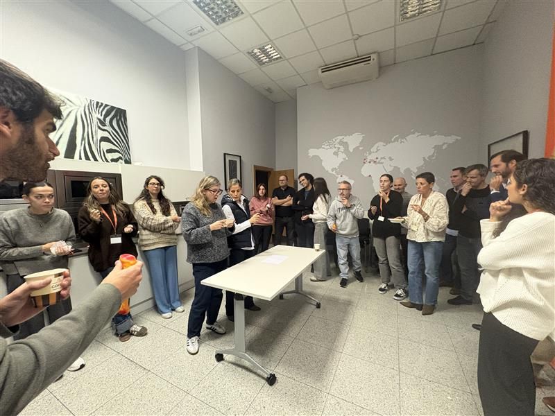 Luckia celebra un “Viernes Naranja” muy televisivo con un trivial sobre la historia de la compañía