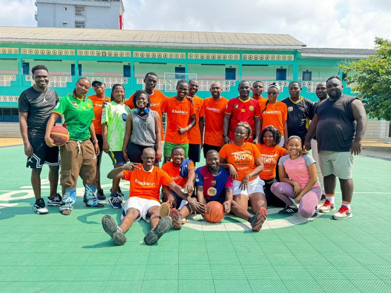 Luckia impulsa el trabajo en equipo en Camerún con un afterwork deportivo de baloncesto