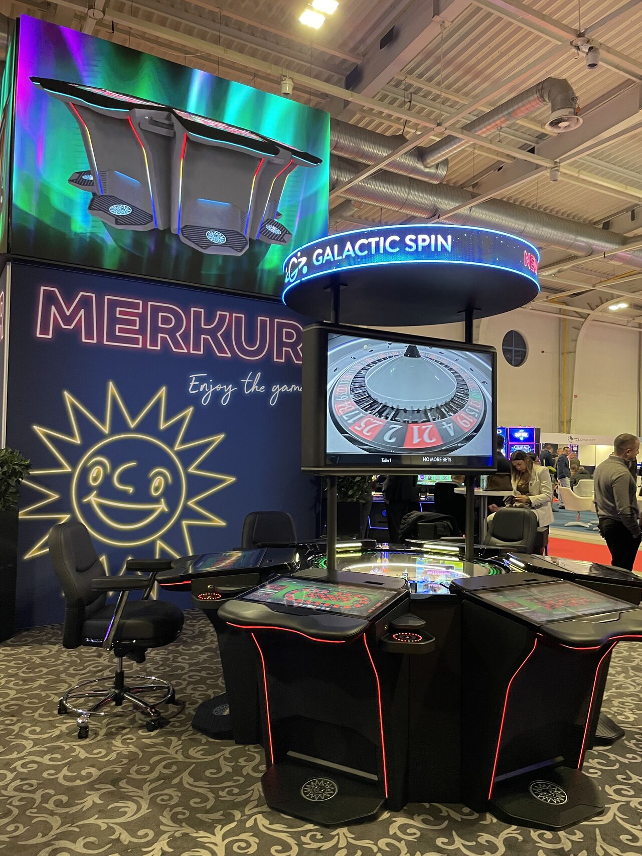 Spintec hace girar todas las miradas en BEGE 2025 con su ruleta en el stand de Merkur Gaming