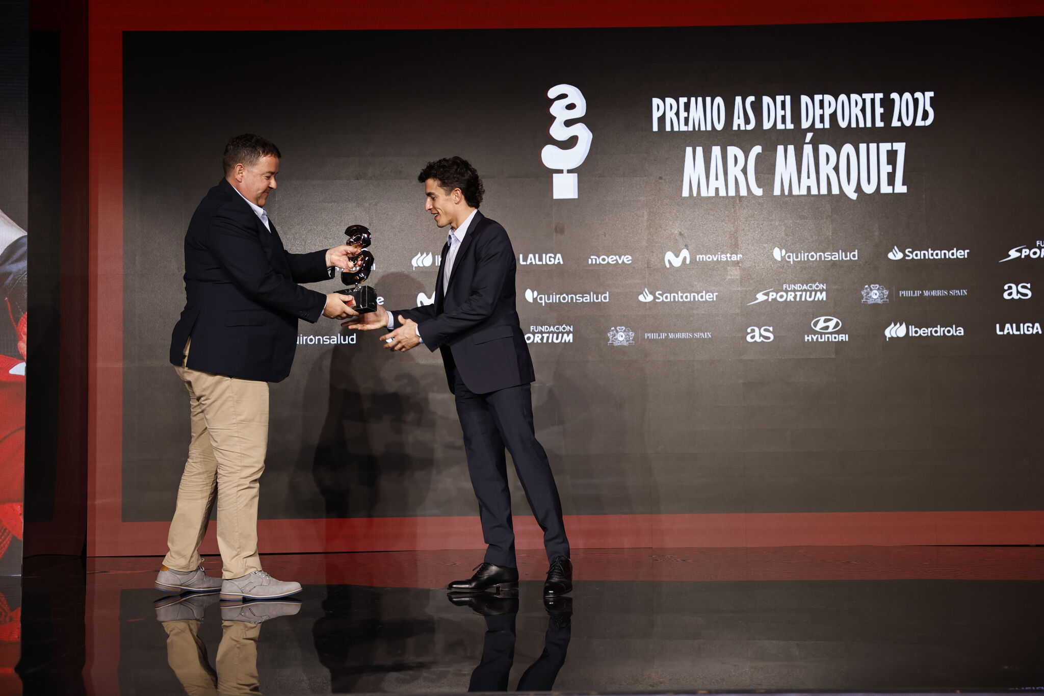 Fundación Sportium participa en la 19ª Gala de los Premios AS del Deporte y entrega el galardón a Marc Márquez