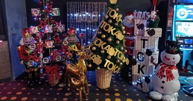 Cirsa apuesta por una Navidad sostenible en sus salones TOKA con decoración reciclada