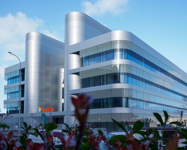 La nueva sede de Luckia en A Coruña culmina su fachada: el proyecto que adelantamos en exclusiva