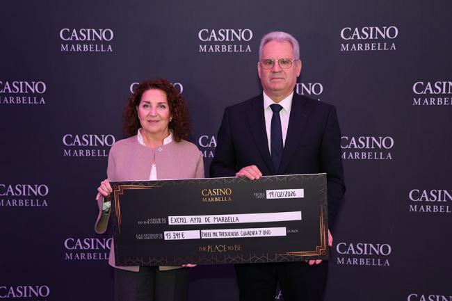 Manolo Romero, director de Juego de Casino Marbella entrega el cheque a Isabel Cintado, delegada de Derechos Sociales, Igualdad y Diversidad del Ayuntamiento de Marbella.