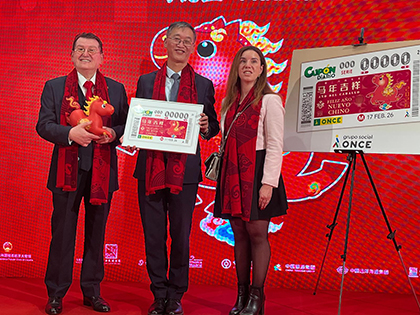 El director general de la ONCE, Ángel Sánchez, ha entregado al embajador de la República Popular China en España, Yao Jing, una lámina enmarcada con este cupón.