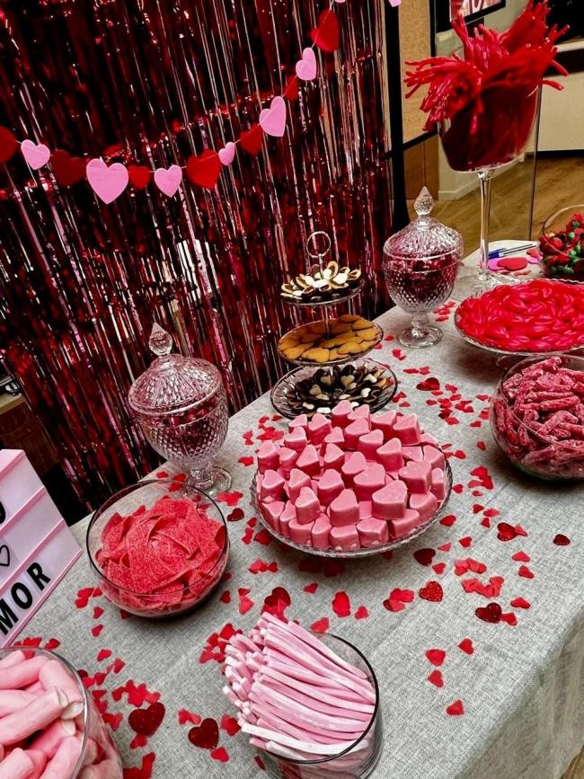 Emotiva celebra San Valentín con un muro de agradecimientos