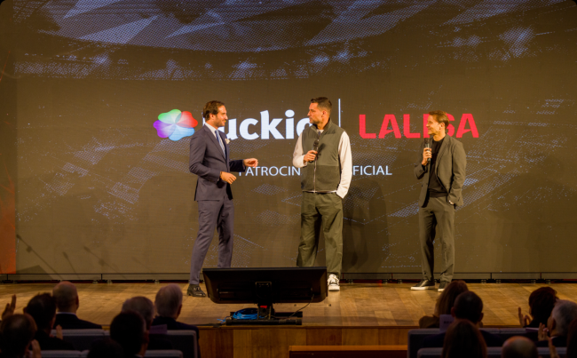 Luckia eleva su convención con Mendieta y Moyá, una puesta en escena innovadora y foco digital