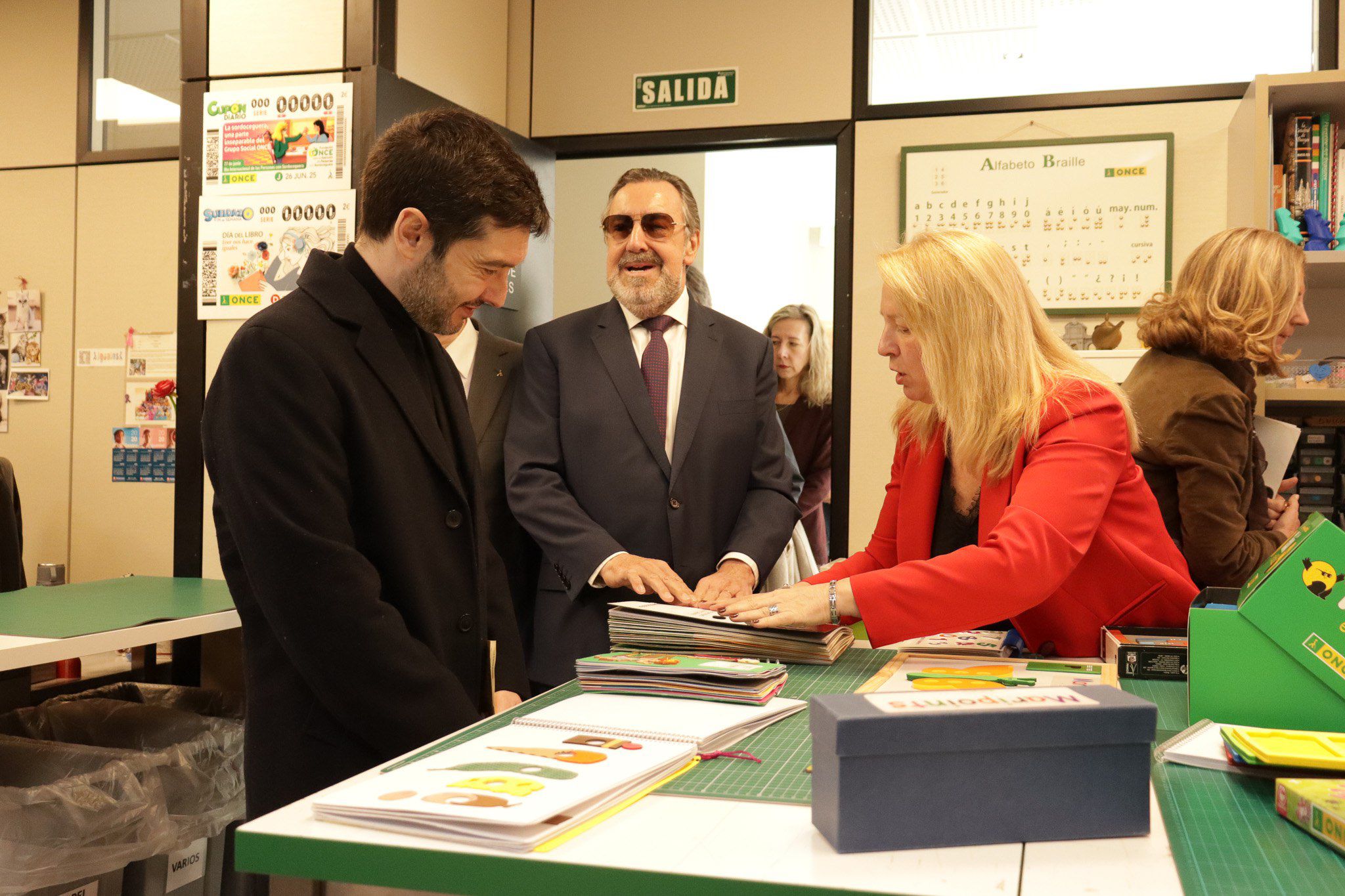 Sugerente presencia de la DGOJ en la visita del ministro Bustinduy a la ONCE acompañados de Carballeda