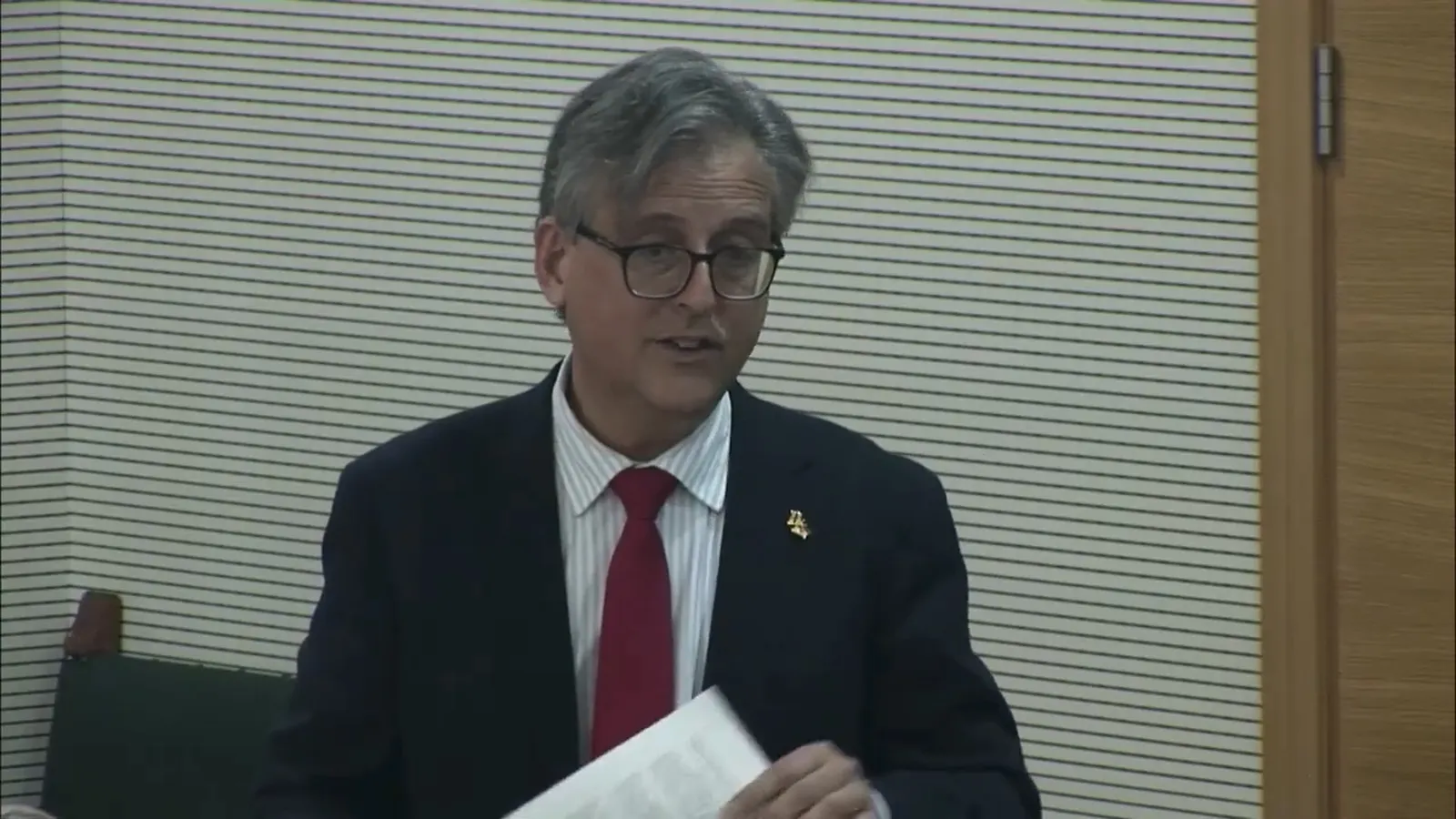 Nigel Feetham, durante su intervención en el Parlamento