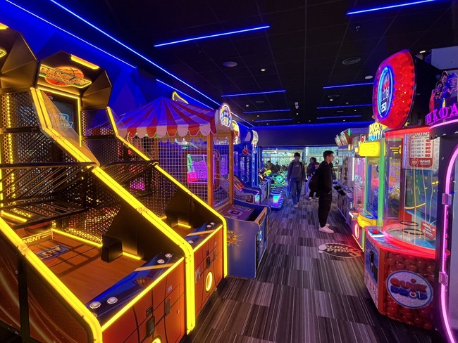 Casino Carpets pone su sello al gran estreno de Soul Park Bowling en Dos Mares