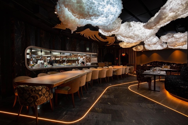 UNNIC incorpora una escultura de madera de 11,5 metros en su restaurante