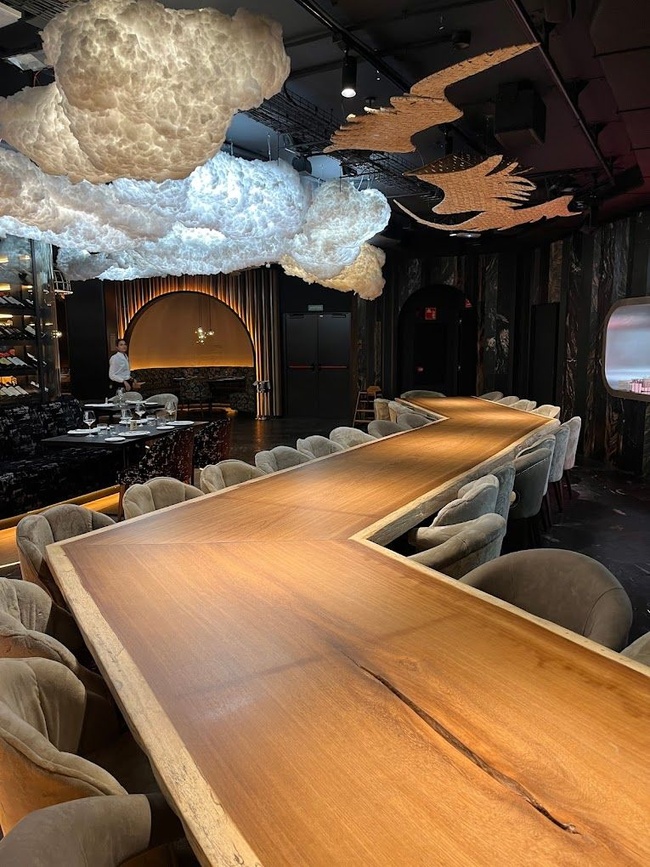 UNNIC incorpora una escultura de madera de 11,5 metros en el corazón de su restaurante
FOTOS