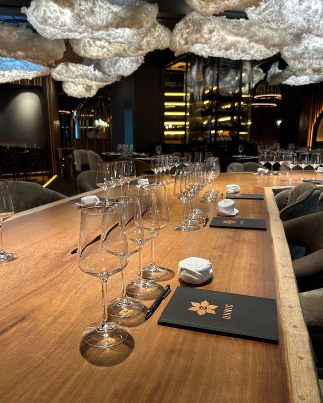 UNNIC incorpora una escultura de madera de 11,5 metros en el corazón de su restaurante
FOTOS