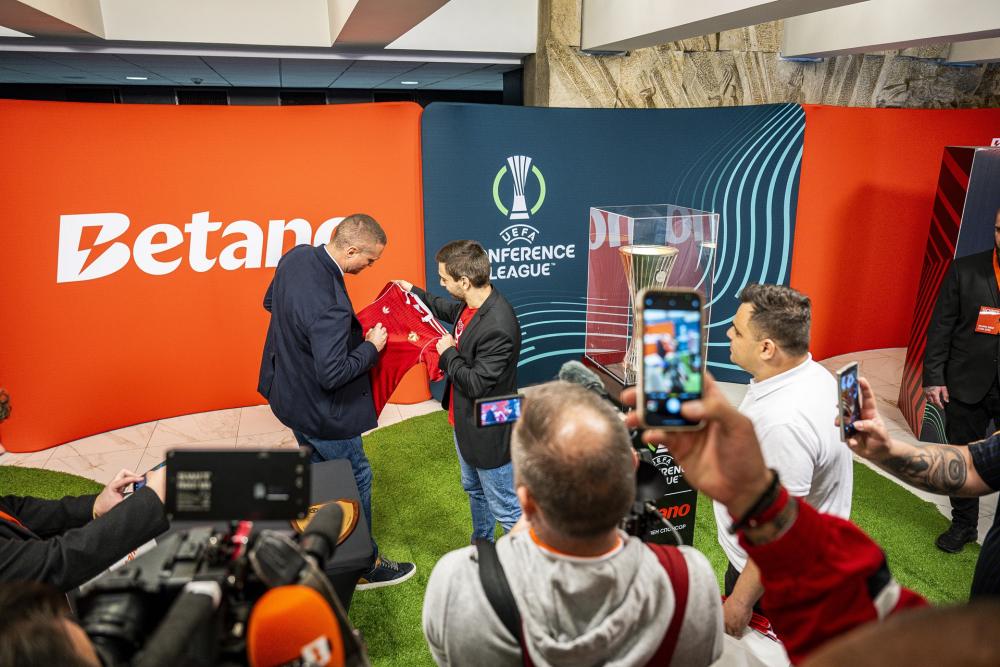 Betano lleva a Sofía los trofeos de la UEFA Europa League y la UEFA Conference League 