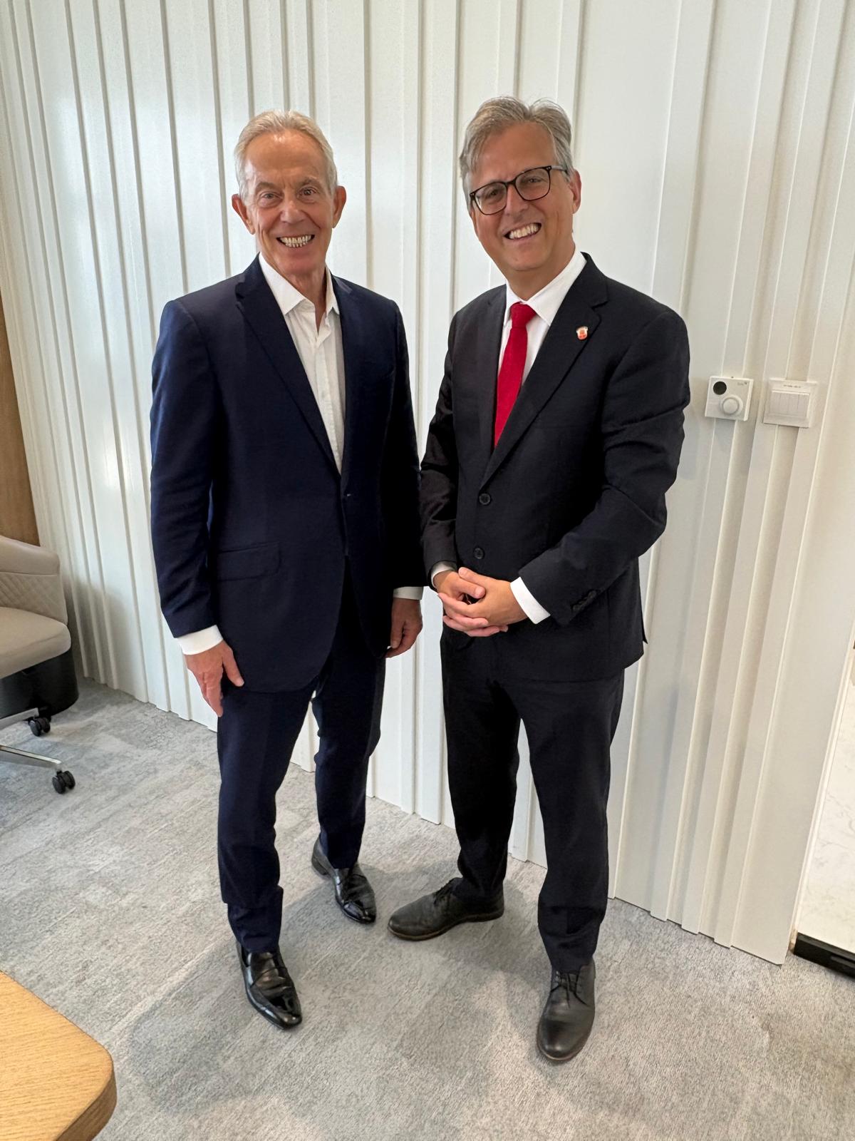 Tony Blair (i) y Nigel Feetham (d)