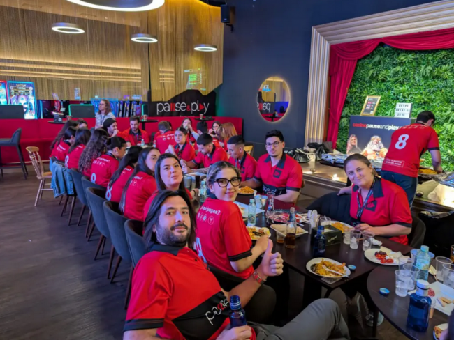 Grupo Vid celebra el Día del Trabajador en Pause&Play La Cañada