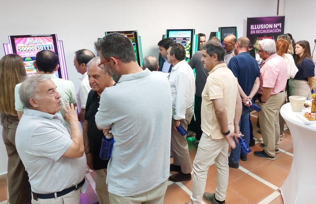  ZITRO PRESENTA ILLUSION A LOS ASOCIADOS DE FAMACASMAN 
FOTOS