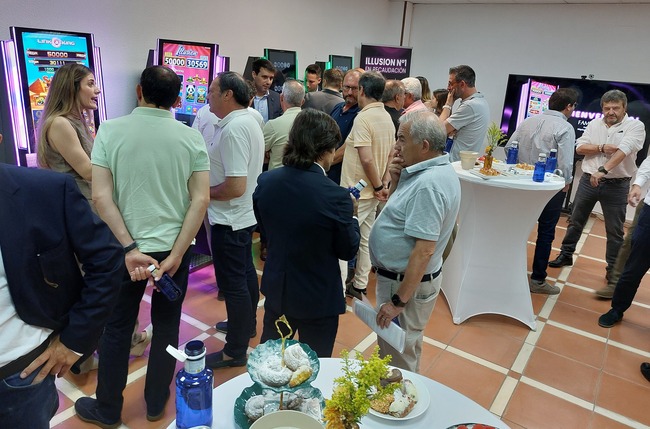  ZITRO PRESENTA ILLUSION A LOS ASOCIADOS DE FAMACASMAN 
FOTOS