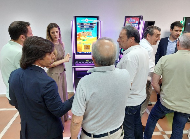  ZITRO PRESENTA ILLUSION A LOS ASOCIADOS DE FAMACASMAN 
FOTOS