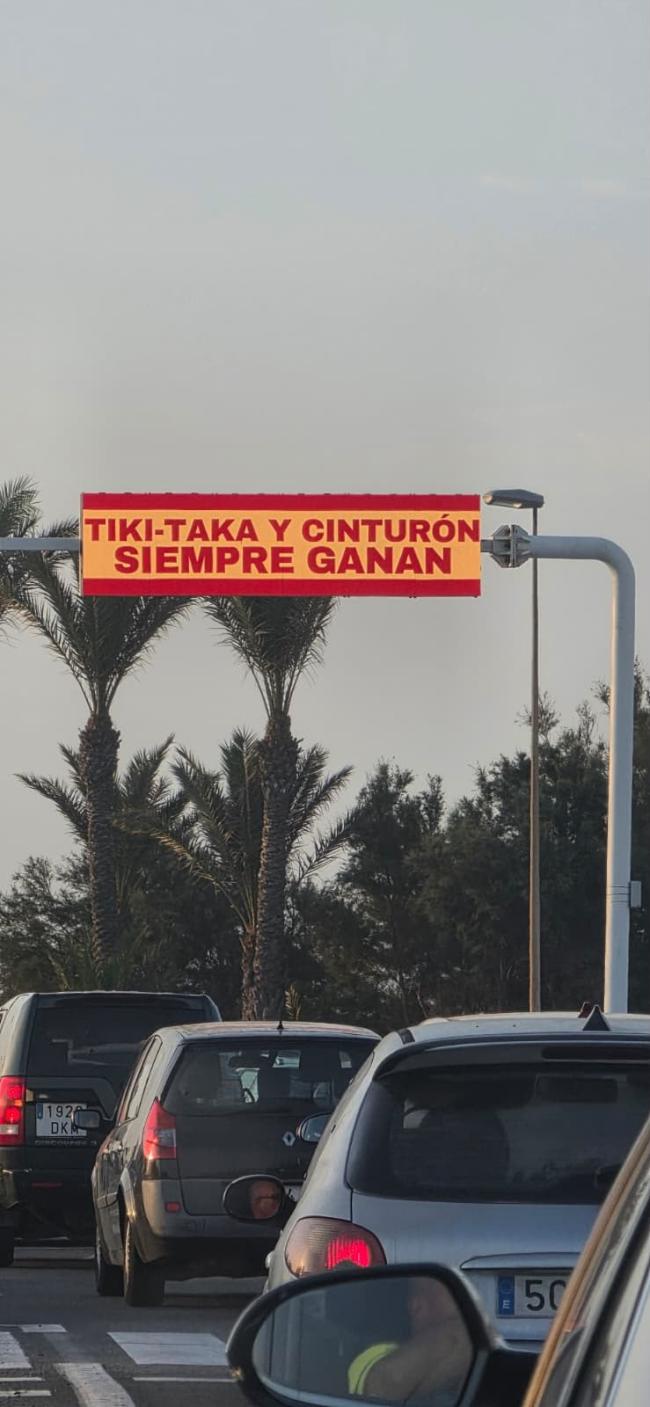 La pancarta municipal de La Manga, TIKI TAKA y la selección
