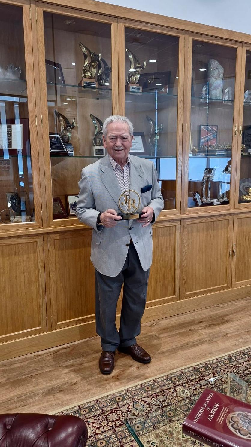 Jesús Franco posa con el Premio de Honor recibido en la gran noche del Juego Responsable