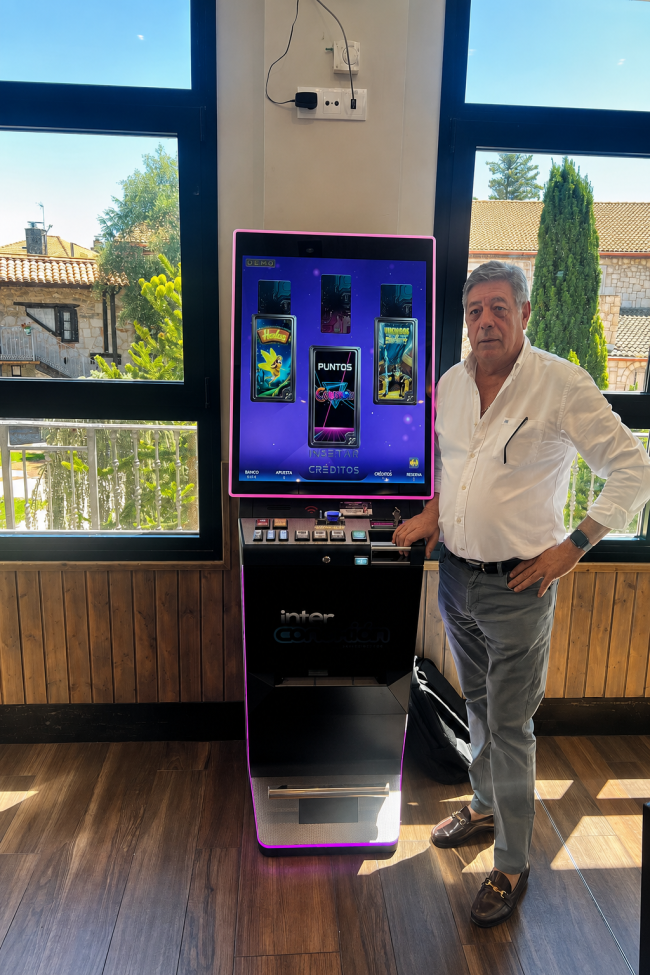 Interconexión Castilla y León presenta su nueva terminal de 37,5 pulgadas con el sistema Cosmos y siete juegos