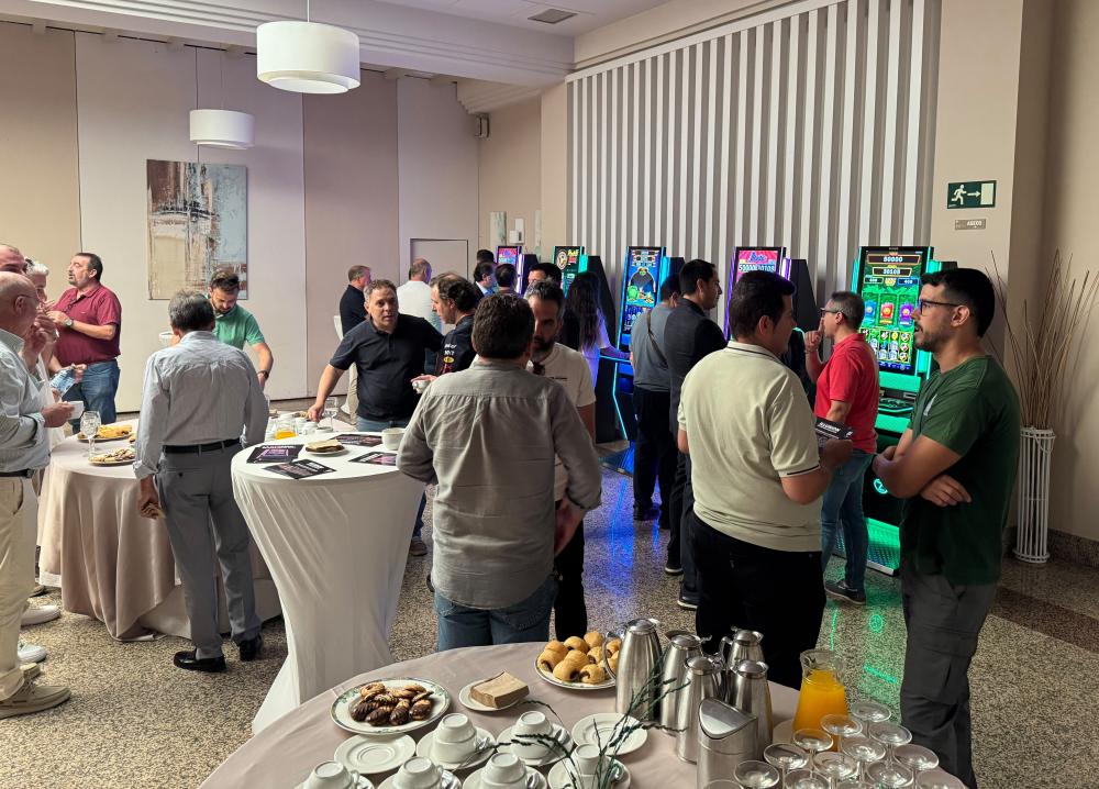 FOTOS. ZITRO PRESENTA ILLUSION A LOS OPERADORES DE HOSTELERÍA DE EXTREMADURA