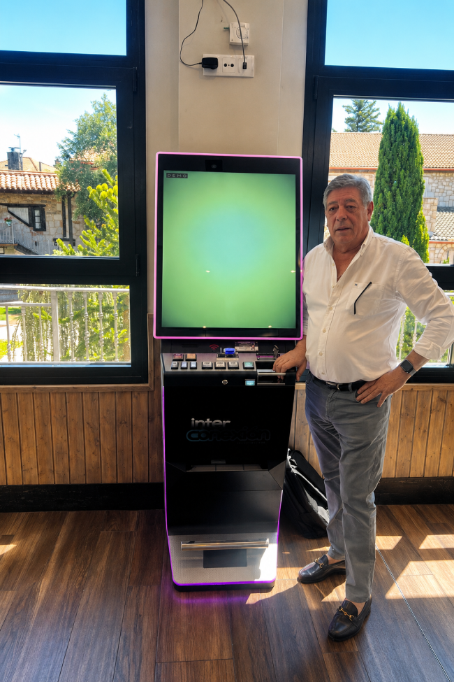 Interconexión Castilla y León presenta su nueva terminal de 37,5 pulgadas con el sistema Cosmos y siete juegos