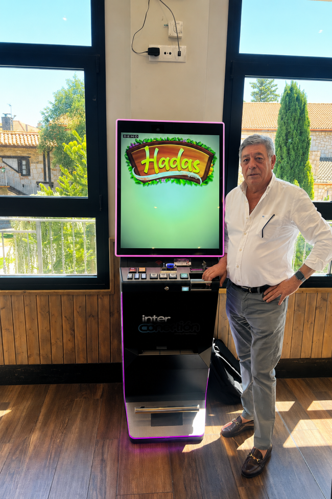 Interconexión Castilla y León presenta su nueva terminal de 37,5 pulgadas con el sistema Cosmos y siete juegos