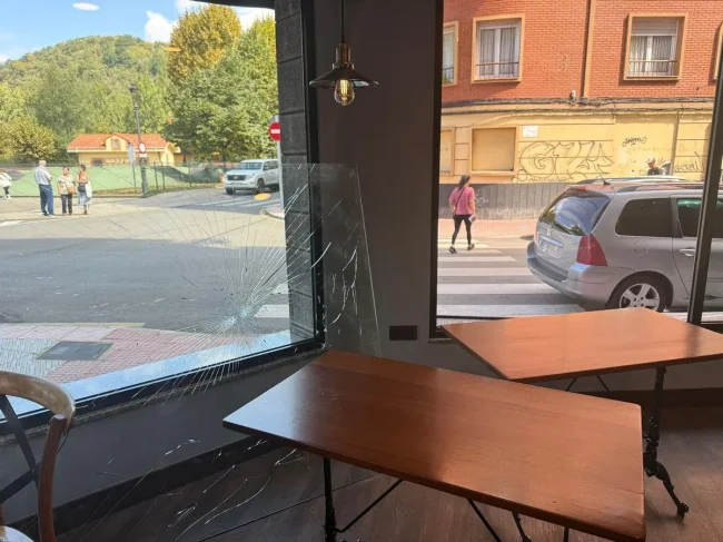 Dos asaltos a bares de Sama (Galicia) por el método del "alcantarillazo": "Otra vez nos vuelve a pasar" (VÍDEO) Dos asaltos a bares de Sama (Galicia) por el método del "alcantarillazo": "Otra vez nos vuelve a pasar" (VÍDEO)
